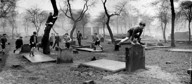 Children playing in the Southern Necropolis (photo by Bert Hardy, 1948)