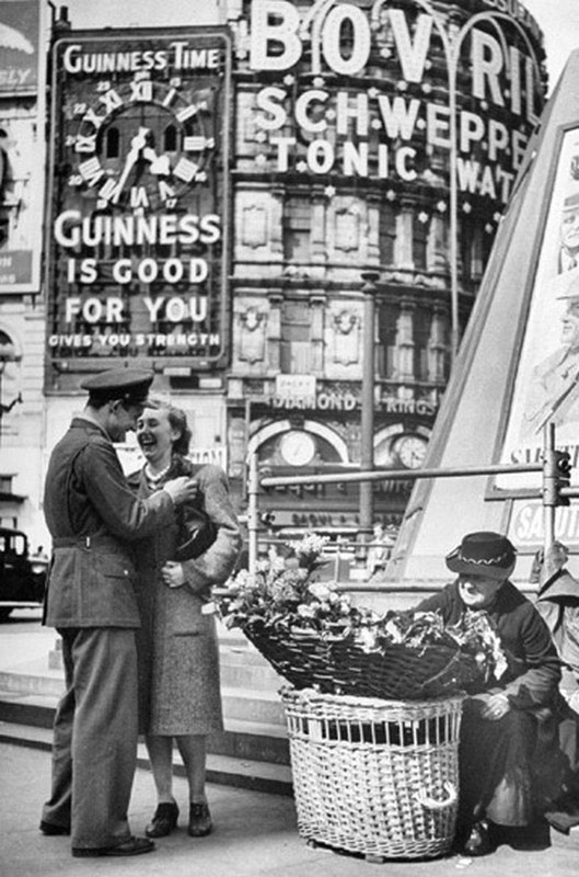 An American soldier flirts at Piccadilly Circus