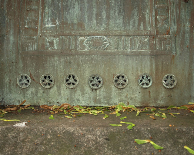 Wheel motifs on Brompton Cemetery's Courtoy tomb - are they components of the time machine?