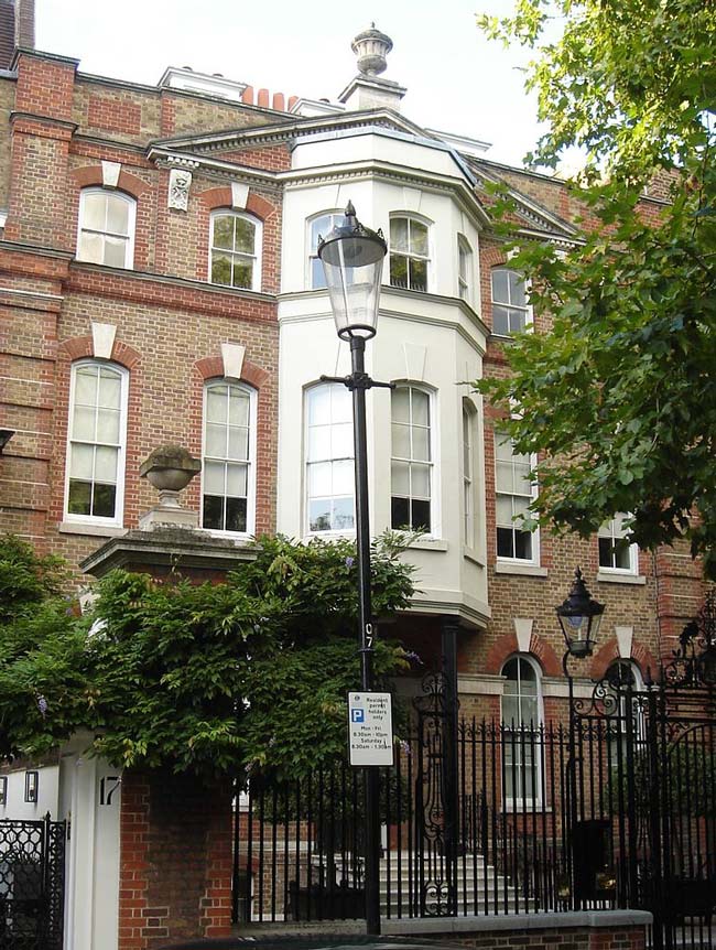 Dante Gabriel Rossetti's home at 16 Cheyne Walk